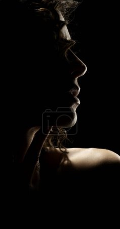 Téléchargez les photos : Portrait de silhouette de profil sensuel sur fond sombre studio - en image libre de droit