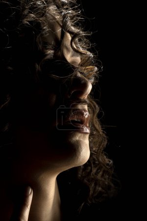Foto de Sensual perfil silueta retrato en oscuro estudio fondo - Imagen libre de derechos