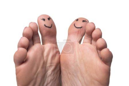 Téléchargez les photos : Gros plan d'un orteil féminin avec un sourire dessiné sur eux - en image libre de droit