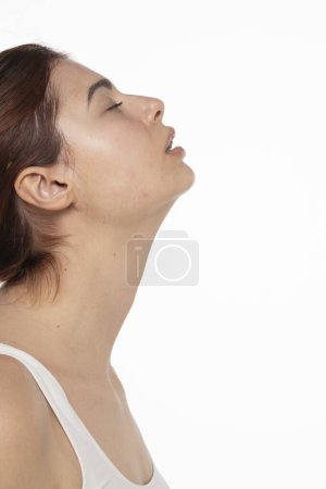 Téléchargez les photos : Sensuelle rêveuse rousse profil de femme sur un fond de studio blanc - en image libre de droit