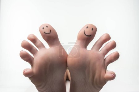 Téléchargez les photos : Gros plan d'un orteil féminin avec un sourire dessiné sur eux - en image libre de droit