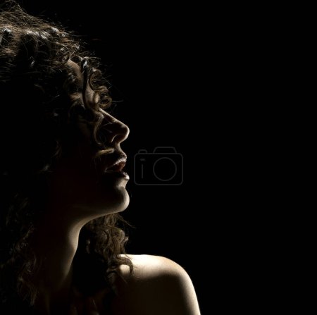 Téléchargez les photos : Portrait de silhouette de profil sensuel sur fond sombre studio - en image libre de droit