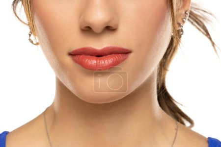 Téléchargez les photos : Visage de femme, gros plan des lèvres et du nez sur fond de studio blanc - en image libre de droit