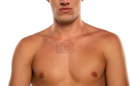 Téléchargez les photos : Épaules masculines nues isolées sur un fond de studio blanc - en image libre de droit