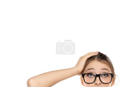 Foto de Belleza expresiva: Retrato de una joven sorprendida con maquillaje y gafas, Updo, cabeza que sostiene y cejas levantadas sobre fondo blanco del estudio - Imagen libre de derechos