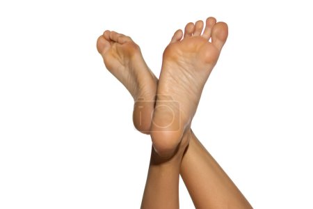 Téléchargez les photos : Les pieds nus de la belle femme sur un fond de studio blanc avec copyspace - en image libre de droit