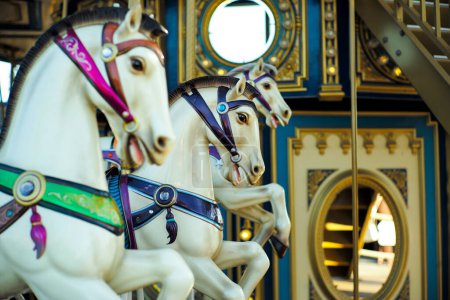 Téléchargez les photos : Selective focus on the middle horse in the carousel with defocus - en image libre de droit