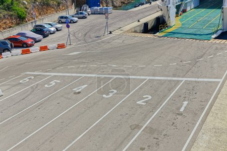 Téléchargez les photos : POROZINA CRES, CROATIE - 25 avril 2020 : Marquage routier pour les voitures avant l'embarquement dans le port de Porozina sur l'île de Cres. - en image libre de droit