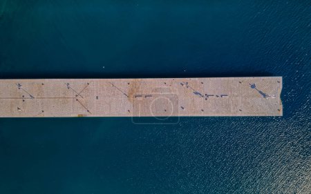 Foto de CRES, CROACIA - 25 de abril de 2020: Vista aérea del rompeolas del puerto del casco antiguo con pequeñas lanchas ancladas. - Imagen libre de derechos