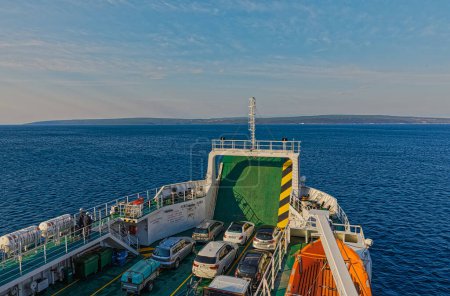 Foto de POROZINA CRES, CROACIA - 25 de abril de 2020: abordar el ferry de pasajeros y vehículos que va entre Brestova y Porozina en la isla de Cres. - Imagen libre de derechos