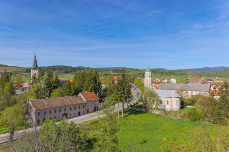Téléchargez les photos : Vue panoramique sur le village de Brinje en Croatie. Vue depuis le fort Sokolac au-dessus du village, - en image libre de droit