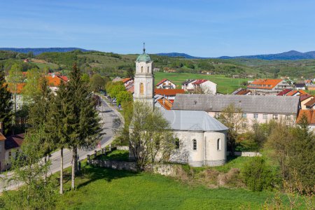 Foto de Vista panorámica del pueblo de Brinje en Croacia. Vista desde el fuerte Sokolac sobre el pueblo, - Imagen libre de derechos