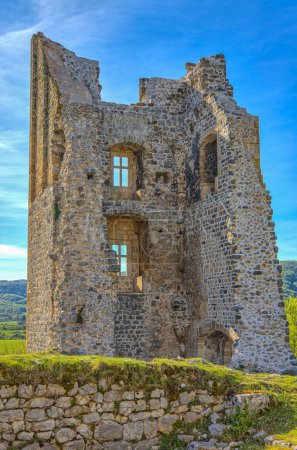 Foto de Restos del fuerte Sokolac y Capilla de la Santísima Trinidad en Brinje, Croacia. Se remonta a la época medieval, mientras que la ciudad fue ocupada por las familias nobles Frankopan y Gorjanski - Imagen libre de derechos