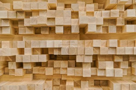 Téléchargez les photos : Copeaux de bois semi-transformés empilés dans le fond industriel naturel de la scierie - en image libre de droit
