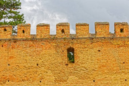 Foto de Detalle de la muralla defensiva del Castillo de Odescalchi antiguos edificios renovados, construidos en una colina sobre la ciudad de Ilok que ofrece vistas al río Danubio en Croacia Europa. - Imagen libre de derechos