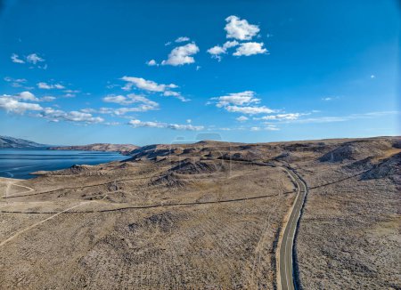 Téléchargez les photos : Le plateau nu de l'île de Pag avec vue sur le canal Velebit, près du port Zigljen - en image libre de droit