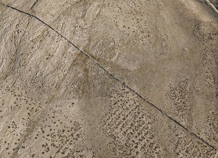 Téléchargez les photos : Le plateau de l'île de Pag avec des frontières en pierre comme délimitation de la propriété. La construction de cloisons sèches est un patrimoine culturel immatériel protégé de l'humanité par l'UNESCO. - en image libre de droit