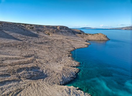 Téléchargez les photos : Vue panoramique de l'île de Pag et du chenal Velebit près du port de Zigljen - en image libre de droit