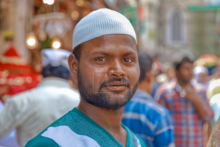 Foto de AJMER, INDIA - MARCH 3 2018: Colorful portrait of a Muslim man with a cap on his head in old city center. - Imagen libre de derechos