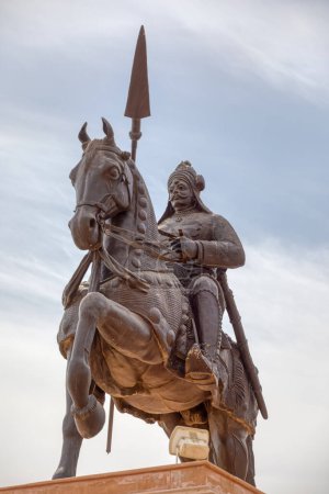 Foto de AJMER, INDIA - 3 DE MARZO DE 2018: Maharana Pratap Escultura de bronce Smarak de una figura histórica en el mirador de Pearl Hill sobre la ciudad. - Imagen libre de derechos