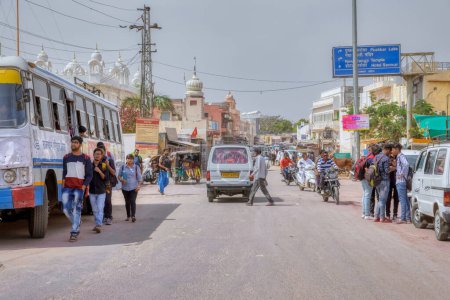 Foto de PUSHKAR, INDIA - 3 DE MARZO DE 2018: Escena colorida de gente hermosa en la calle de la Ciudad Santa. - Imagen libre de derechos