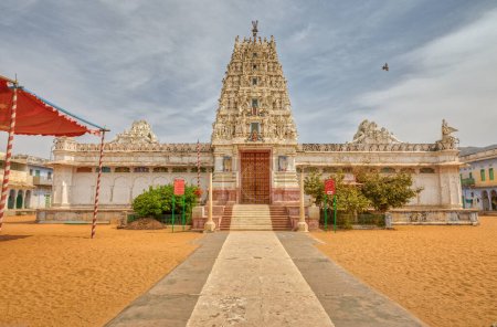 Photo for PUSHKAR, INDIA - MARCH 3 2018: View of the Shree Rma Vaikunth Mandir temple entrance at afternoon siesta time. - Royalty Free Image