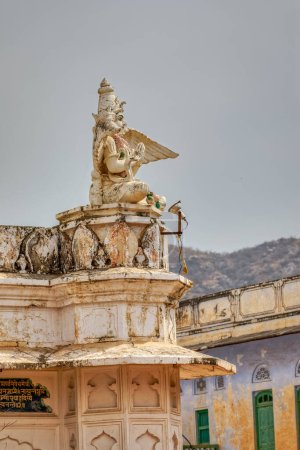 Foto de PUSHKAR, INDIA - MARCH 3 2018: Krishna corner decorative detail on the roof of the Shree Rma Vaikunth Mandir temple. - Imagen libre de derechos