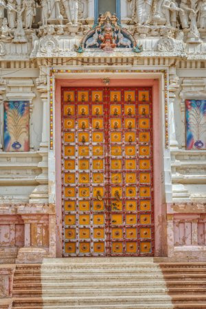 Foto de PUSHKAR, INDIA - MARCH 3 2018: View of the Shree Rma Vaikunth Mandir temple entrance at afternoon siesta time. - Imagen libre de derechos