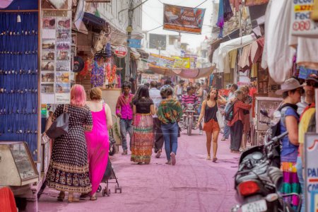 Foto de PUSHKAR, INDIA - MARCH 3 2018: Colorful scene of beautiful people on the street of the Holy City. - Imagen libre de derechos