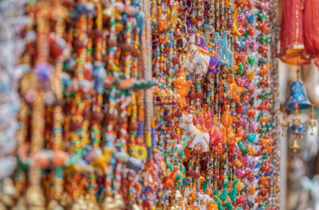 Foto de PUSHKAR, INDIA - 3 DE MARZO DE 2018: Colorida escena de recuerdos exhibidos en el mercado callejero de la Ciudad Santa. - Imagen libre de derechos