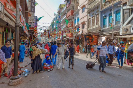 Foto de AJMER, INDIA - MARCH 3 2018: Colorful scene of beautiful people on the Dargah Bazar road of the old city center. - Imagen libre de derechos