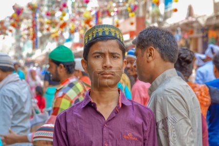 Foto de AJMER, INDIA - MARCH 3 2018: Colorful portrait of a Muslim man with a cap on his head in old city center. - Imagen libre de derechos