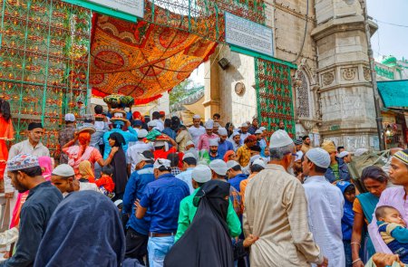 Foto de AJMER, INDIA - MARCH 3 2018: Colorful scene of people waiting at the entrance gate of Dargah Shariff temple in old city center. - Imagen libre de derechos