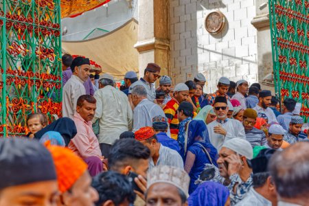 Téléchargez les photos : AJMER, INDE - 3 MARS 2018 : Scène colorée de personnes attendant à la porte d'entrée du temple Dargah Shariff dans le vieux centre-ville. - en image libre de droit