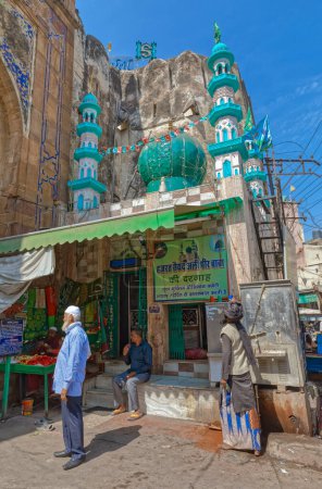 Téléchargez les photos : AJMER, INDIA - MARCH 3 2018: An interesting building next to the entrance to the mosque in old city center. - en image libre de droit