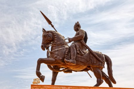 Foto de AJMER, INDIA - MARCH 3 2018: Maharana Pratap Smarak bronze sculpture of a historical figure at the Pearl hill viewpoint above the city. - Imagen libre de derechos