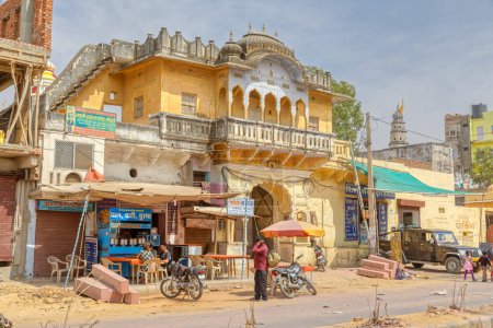 Foto de PUSHKAR, INDIA - MARCH 3 2018: Colorful scene of an old building on the main street of the Holy City. - Imagen libre de derechos
