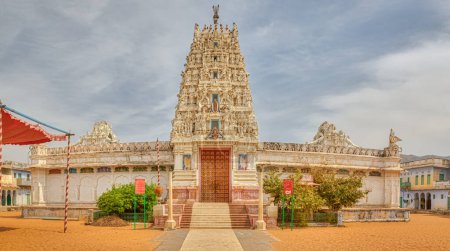 Photo for PUSHKAR, INDIA - MARCH 3 2018: View of the Shree Rma Vaikunth Mandir temple entrance at afternoon siesta time. - Royalty Free Image