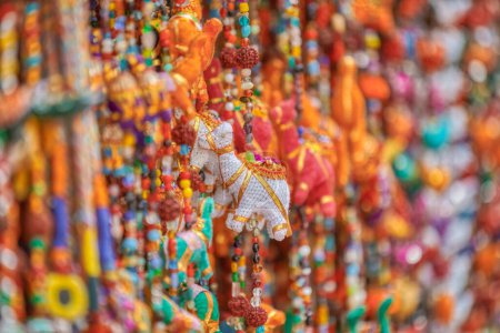 Foto de PUSHKAR, INDIA - MARCH 3 2018: Colorful scene of displayed souvenirs on the street market of the Holy City. - Imagen libre de derechos