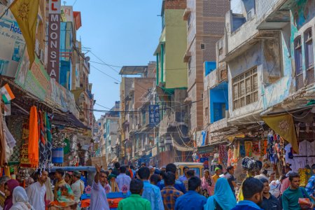 Foto de AJMER, INDIA - MARCH 3 2018: Colorful scene of beautiful people on the Dargah Bazar road of the old city center. - Imagen libre de derechos