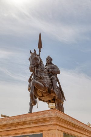 Téléchargez les photos : AJMER, INDE - 3 MARS 2018 : Maharana Pratap Sculpture en bronze intelligente d'un personnage historique au belvédère de Pearl Hill au-dessus de la ville. - en image libre de droit