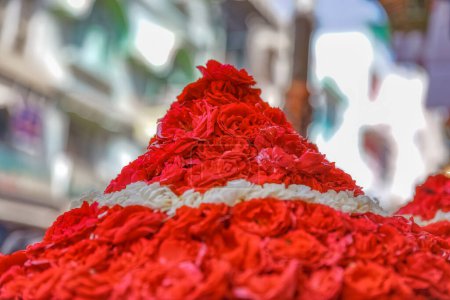 Foto de Displayed colorful powder kumkum for the Holy celebration on the street market of Pushkar India. - Imagen libre de derechos