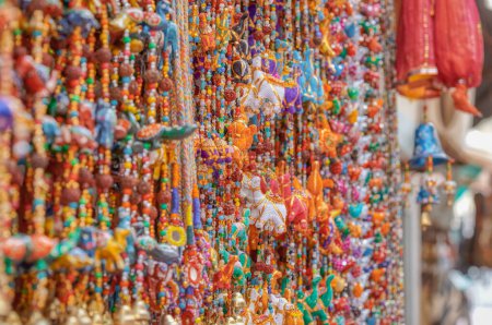 Téléchargez les photos : Scène colorée de souvenirs exposés sur le marché de rue du Pushkar Inde. - en image libre de droit