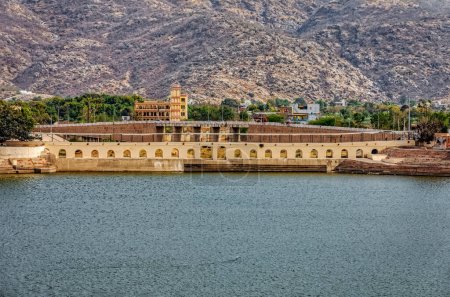 Foto de Panoramic view from the house terrace to the temple and coast by the holly lake in Pushkar India. - Imagen libre de derechos