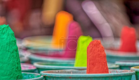 Foto de Displayed colorful powder kumkum for the Holy celebration on the street market of Pushkar India. close up - Imagen libre de derechos
