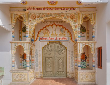 Téléchargez les photos : PUSHKAR, INDE - 3 MARS 2018 : Porte d'entrée avec détail en relief d'un gardien gardant l'entrée du temple Parshuram Dwara Mandir. - en image libre de droit