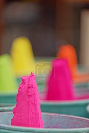 Téléchargez les photos : Displayed colorful powder kumkum for the Holy celebration on the street market of Pushkar India. close up - en image libre de droit