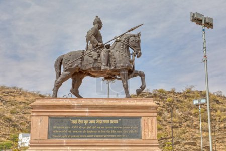 Foto de AJMER, INDIA - MARCH 3 2018: Maharana Pratap Smarak bronze sculpture of a historical figure at the Pearl hill viewpoint above the city. - Imagen libre de derechos