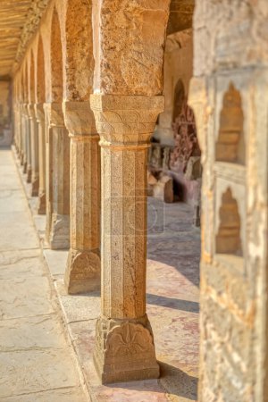 Téléchargez les photos : Piliers du couloir autour du géant antique Chand Baori Stepwell dans le village historique Abhaneri dans l'état du Rajasthan en Inde. - en image libre de droit
