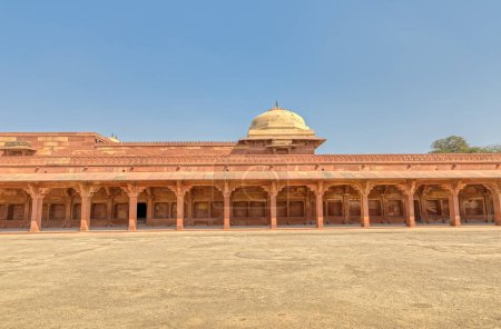 Téléchargez les photos : FATEHPUR SIKRI, INDE - 4 MARS 2018 : Écuries à colonnades du temple historique du Panch Mahal dans l'Uttar Pradesh. - en image libre de droit